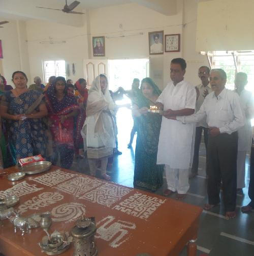 TREE DIVS MOTSAV NU AYOJAN KARVA MA AVYU.