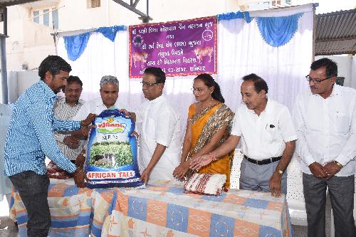 SHREE KVO JAIN MAHAJAN BHUJ ANE SHREE SARVA SEVA SANGH BHUJ NA SAYUT UPKRME KHEDUT NE BIYARAN VITARN