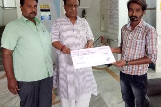 SHREE KVO JAIN MAHAJAN BHUJ NI APIN NE 24 KALAK MA PRATISAD MALYO ANE RUPIYA 2 LAC NI RAKAM JAMA THI