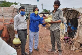 SAMJIVI 500 PARIVAR NE  KHICHDI  NI  KIT ARPAN KARVAMA AVI.