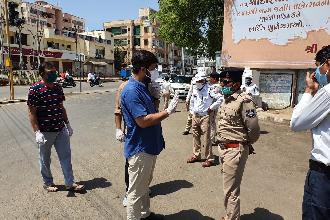 KORONA NA KPRA SAMY MA FARJ BAJVTA POLICMITRO NE SEVA KARVAMA AVI.