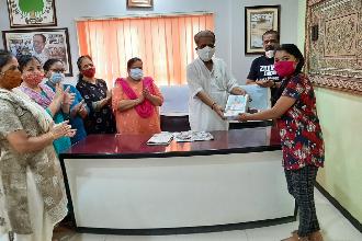 SAMAJ NA BALKO NE NISULK NOTBOOK NU VITRAN KARVAMA AVYU.