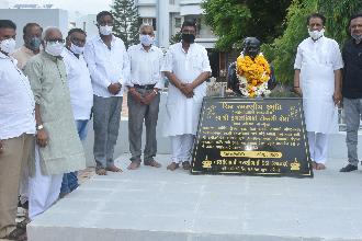 SANSTHA NA MUKAY DATAHSHRI DUGARSHIBHAI  VORA NI PRATIMA NU ANAVARAN  KARVA MA AVYU.